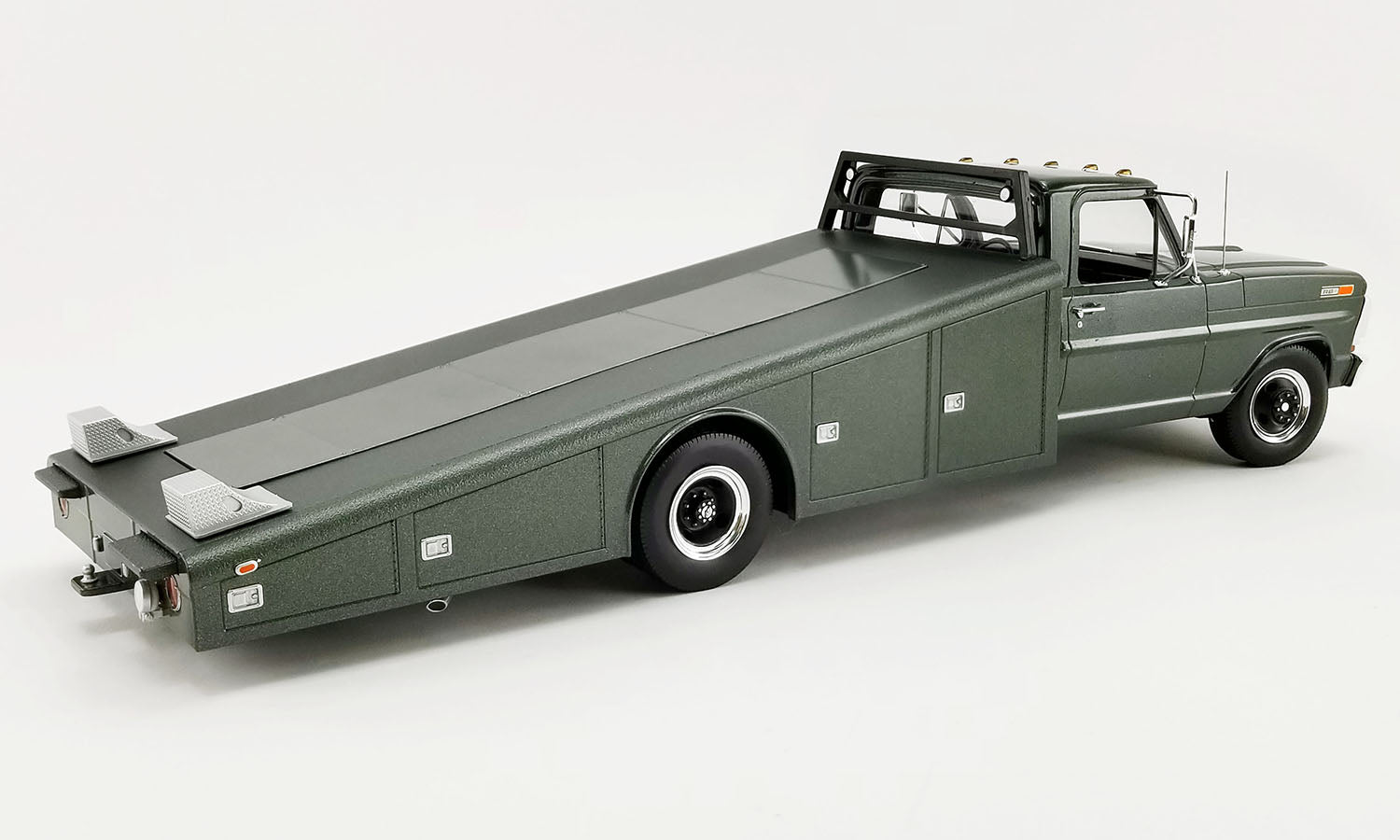 1970 Ford F-350 Ramp Truck (Dark Green) 1:18 Diecast – Fast Lane