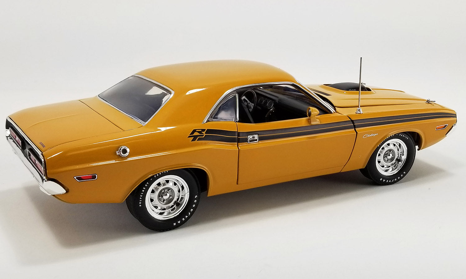 1971 Dodge Challenger R/T Hemi 1:18 Diecast – Fast Lane Classic Cars